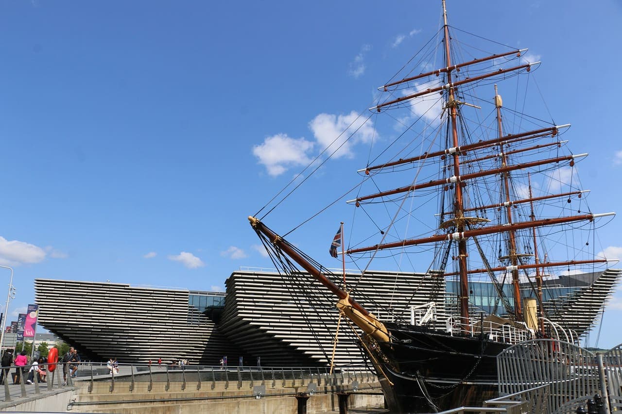 V&A Dundee beside the tall ship RRS Discovery