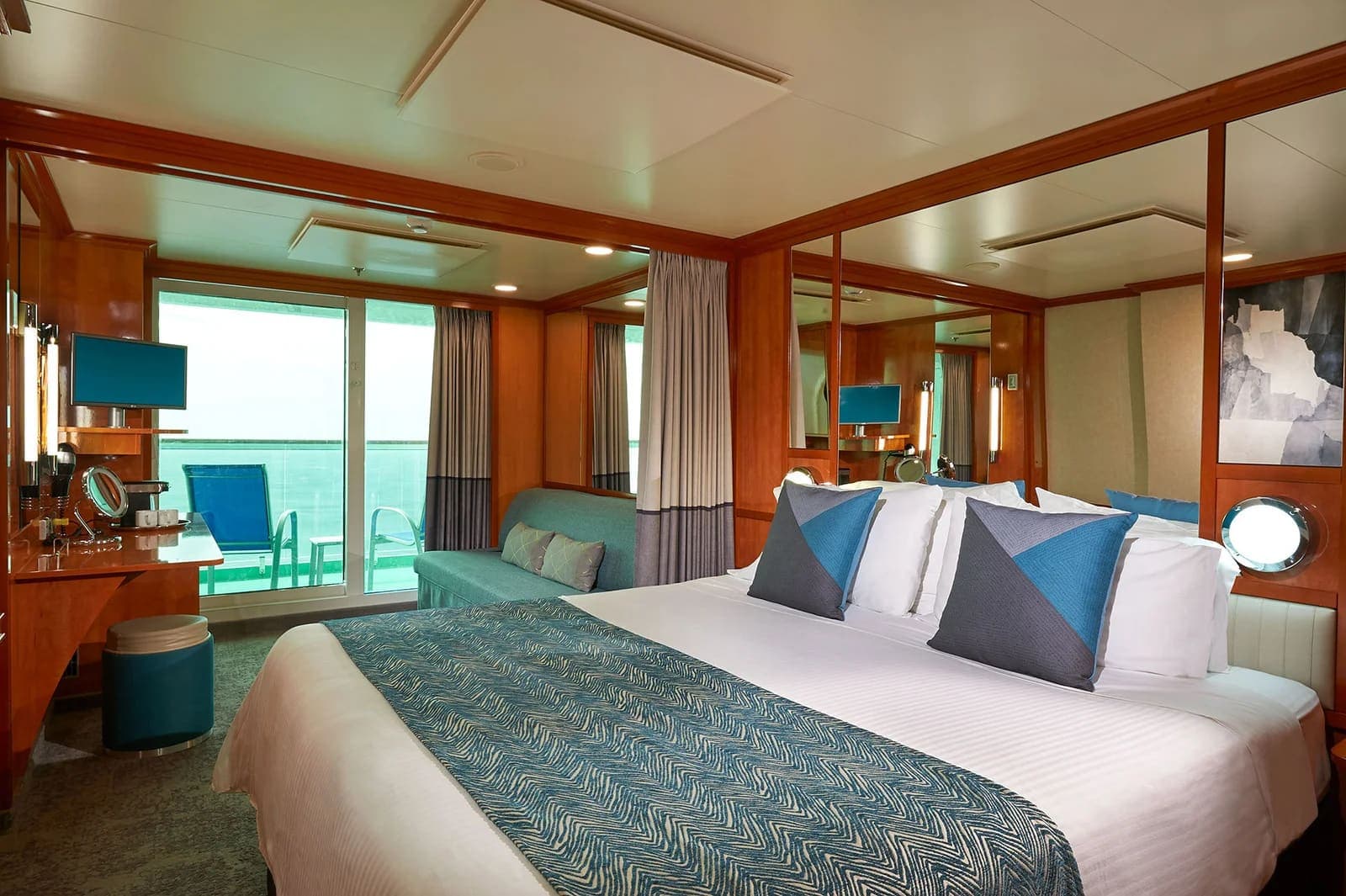 Aft-Facing Club Balcony Suite, Norwegian Gem