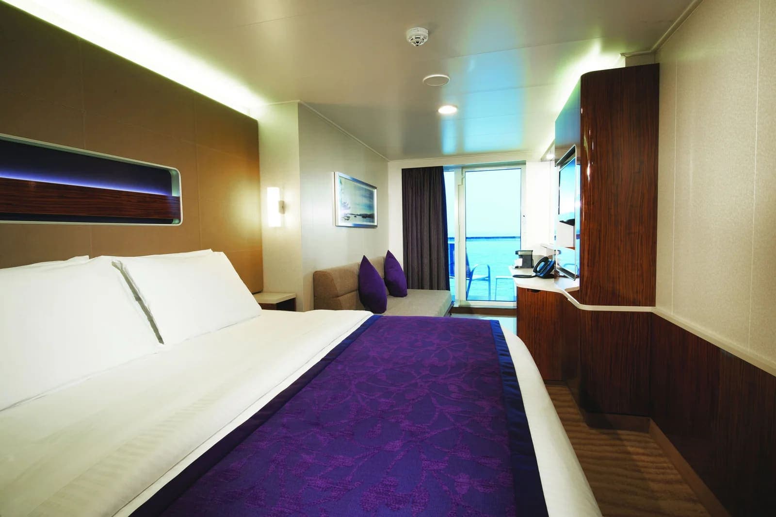 Aft-Facing Club Balcony Suite, Norwegian Getaway
