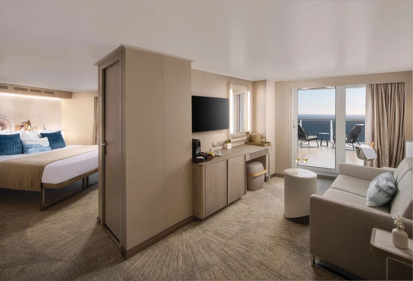 Aft-Facing Suite with Large Balcony, Norwegian Prima