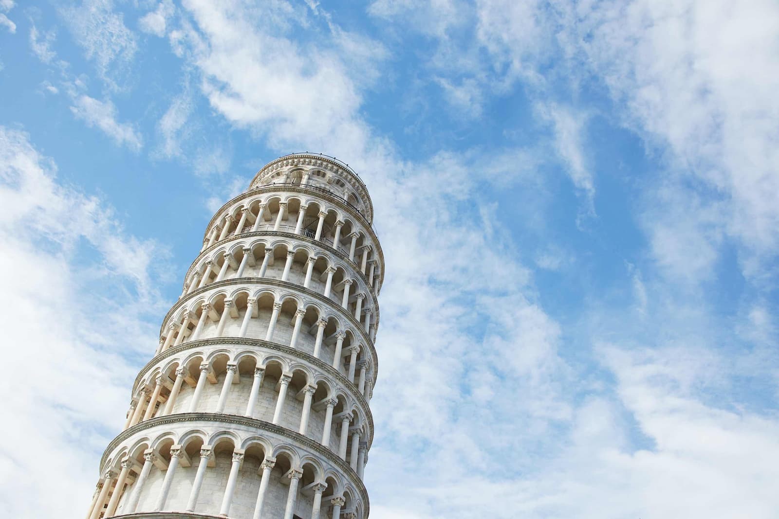 Leaning Tower of Pisa with wispy white clouds overhead