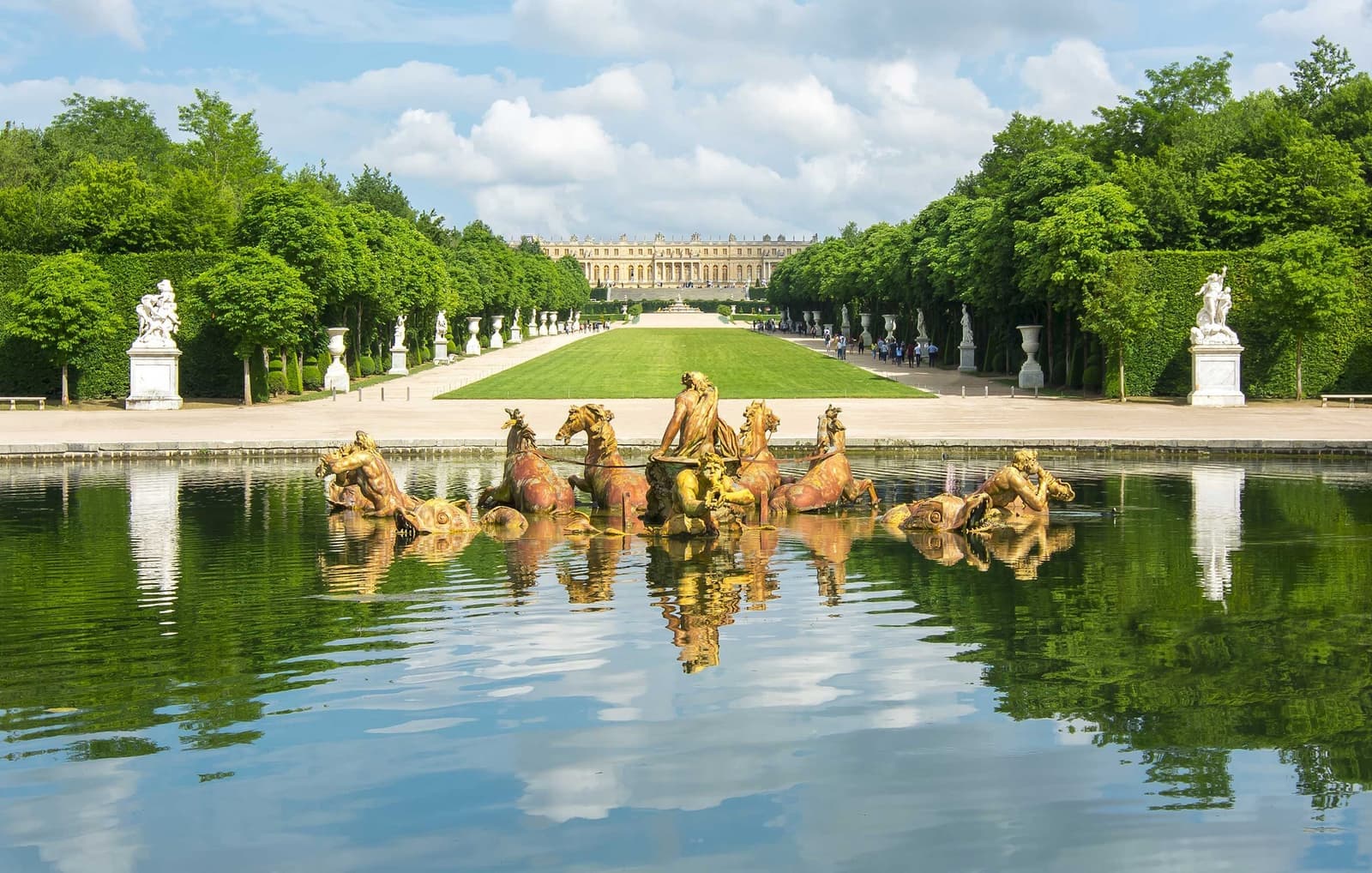 An outdoor view of the Palace of Versailles
